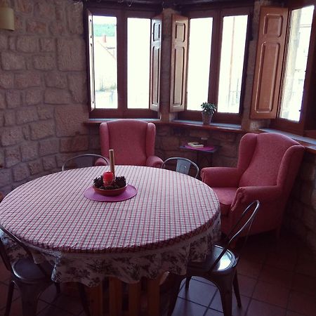 Hotel Rural Del Medico Regumiel de la Sierra Bagian luar foto